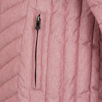 Nahaufnahme einer rosa, gesteppten Haustierjacke mit einer Reißverschlusstasche an der Seite, die die Stoffstruktur und die Nähte zeigt.