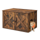 Ein Holzhaustierhaus mit rustikaler Oberfläche, mit zwei Türen und einem Seiteneingang, aus dem eine Katze mit einem orangefarbenen Halsband herauskommt.