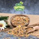 Eine Holzschüssel mit buntem Vogelfutter auf Jute, mit verschütteten Samen und einem Schaufel in der Nähe. "LYRA NATURE POWER" Logo oben.