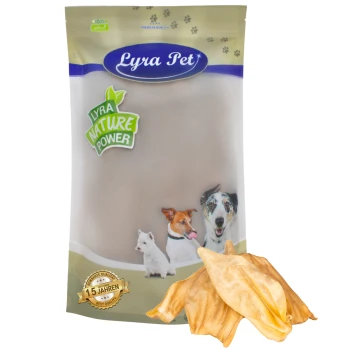 Eine Tüte Lyra Pet Hundeleckerlis mit der Aufschrift "Lyra Nature Power" und Bildern eines weißen Hundes, eines braunen Hundes und eines Hundes mit blauen Augen. Die Leckerlis sind vorne präsentiert.