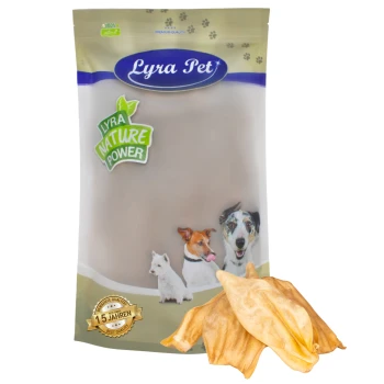 Eine Tüte Lyra Pet Hundeleckerlis mit der Aufschrift "Lyra Nature Power" und Bildern eines weißen Hundes, eines braunen Hundes und eines Hundes mit blauen Augen. Die Leckerlis sind vorne präsentiert.