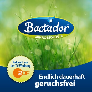 Bactador-Logo auf einem grünen Gras-Hintergrund, mit dem Text 'Endlich dauerhaft geruchsfrei' und einem Abzeichen mit der Aufschrift 'bekannt aus der TV-Werbung 2DF'.