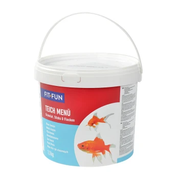 Ein weißer Eimer, beschriftet mit "FIT+FUN TEICH MENÜ," enthält 1,1 kg Fischfutter, mit Bildern von Goldfischen auf einem roten und blauen Hintergrund.