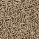 Nahaufnahme von kleinen, braunen Haustierfutterpellets, die auf einer Oberfläche verstreut sind, und ihre zylindrische Form und strukturierte Oberfläche zeigen.