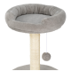 Grauer Plüschkatzenbett auf einem mit Sisal umwickelten Kratzbaum, mit einem hängenden Pompon-Spielzeug zum Spielen.