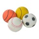Vier bunte Haustierbälle: ein orangefarbener Basketball, ein gelber Tennisball, ein weißer Baseball mit rosa Nähten und ein weißer Fußball mit schwarzen Flecken.