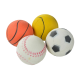 Vier bunte Haustierbälle: ein orangefarbener Basketball, ein gelber Tennisball, ein weißer Baseball mit rosa Nähten und ein weißer Fußball mit schwarzen Flecken.