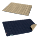 Zwei Haustiermatten werden angezeigt: eine beige gesteppte Matte oben und eine marineblaue Matte darunter, teilweise aufgerollt, um ihre beige Unterseite zu zeigen.