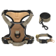 Ein braunes Hundegeschirr mit reflektierenden Streifen, mit einem gepolsterten Design und verstellbaren Riemen für Komfort und Sicherheit.