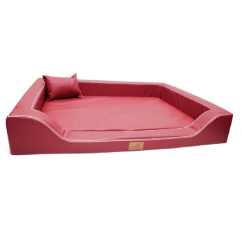 Rotes Haustierbett mit gepolstertem Boden und erhöhten Seiten, mit einem kleinen passenden Kissen und einem Holzschild mit der Aufschrift "tierland."