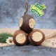 Drei runde Vogelfutterspender aus natürlichen Materialien, mit einer hängenden Schnur, mit einem grünen 'Lyra Nature Power'-Label.