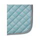 Eine Nahaufnahme eines weichen, gesteppten Hundebetts in hellblauer Farbe, mit einem Diamantmuster und einem dekorativen geflochtenen Rand.