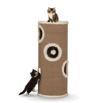 Ein hoher, brauner Katzenbaum mit plüschigem weißen Rand, der zwei runde Öffnungen und ein hängendes Spielzeug hat, mit einer flauschigen Katze oben und einer anderen, die hochklettert.