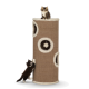 Ein hoher, brauner Katzenbaum mit plüschigem weißen Rand, der zwei runde Öffnungen und ein hängendes Spielzeug hat, mit einer flauschigen Katze oben und einer anderen, die hochklettert.