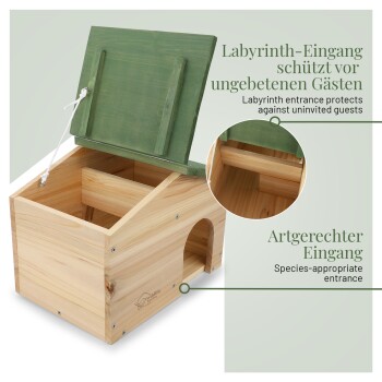 Holzhaustierhaus mit grünem Dach, mit einem Labyrinth-Eingang zum Schutz vor ungebetenen Gästen und einem artgerechten Eingang.