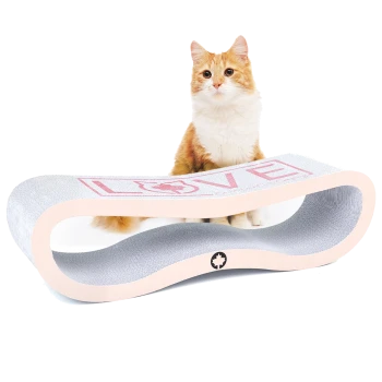 Eine flauschige orange-weiße Katze steht auf einem gebogenen Kratzbaum mit dem Wort "LIEBE" darauf, vor einem weißen Hintergrund.