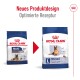 Bild, das zwei Royal Canin Hundefutterverpackungen vergleicht: die linke Verpackung mit der Aufschrift "MAXI Ageing 8+" und die rechte Verpackung mit der Aufschrift "L maxi ageing 8+" mit einem neuen Design.