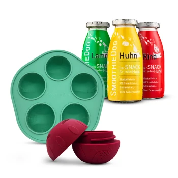 Drei SmoothieDog Snackflaschen mit den Aufschriften Lamm, Huhn, Rind, mit einer grünen Silikonform und einem roten Leckerball mit Snack innen.