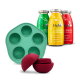 Drei SmoothieDog Snackflaschen mit den Aufschriften Lamm, Huhn, Rind, mit einer grünen Silikonform und einem roten Leckerball mit Snack innen.