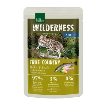 Beutel mit Real Nature Wilderness Katzenfutter mit einer Bengal-Katze. Höhepunkte: "Echte Heimat", "Huhn & Lachs", 97% Fleisch, 3% Pflanzen.