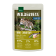 Beutel mit Real Nature Wilderness Katzenfutter mit einer Bengal-Katze. Höhepunkte: "Echte Heimat", "Huhn & Lachs", 97% Fleisch, 3% Pflanzen.