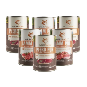 Sechs Dosen Wildfang Premium-Hundefutter, beschriftet mit Pferd Pur und Lamm Pur, mit Bildern von rohem Fleisch.