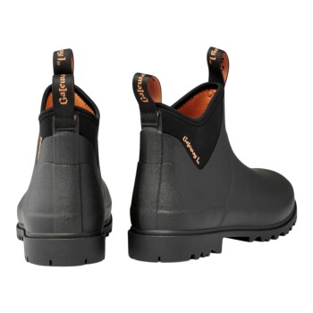 Schwarze Gummistiefeletten mit orangefarbenem Innenfutter und Zuglaschen mit Aufschrift 'Gateway', Rück- und Seitenansichten vor schwarzem Hintergrund.