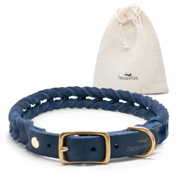 Ein geflochtenes blaues Lederhalsband für Hunde mit einer goldenen Schnalle, begleitet von einem beigen Beutel mit Kordelzug, der das Logo 'Freudentier' trägt.