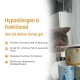 Katze beschnuppert gestapelte Futterdosen; sichtbarer Text: 'Hypoallergen & funktional — das tut deiner Katze gut' sowie weitere deutsche Vorteilstexte.