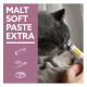 Graue Katze schnuppert an einer von Hand gehaltenen Tube Malzpaste; violettes Feld mit der Aufschrift 'MALT SOFT PASTE EXTRA'
