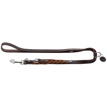 Braune Lederhundeleine mit einem orangefarbenen geflochtenen Design, ausgestattet mit einem Metallclip und einem kleinen Anhänger.