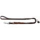 Braune Lederhundeleine mit einem orangefarbenen geflochtenen Design, ausgestattet mit einem Metallclip und einem kleinen Anhänger.