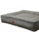 Graues Cord-Hundebett, rechteckig, mit gestepptem Zentrum und kleinem braunen Etikett mit der Aufschrift 'PET LIVING'.