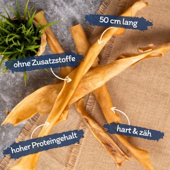 Hundekauartikel auf einer strukturierten Oberfläche präsentiert, beschriftet mit Text: "50 cm lang," "hoher Proteingehalt," "hart & zäh," und "ohne Zusatzstoffe."