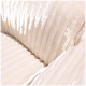 Eine Nahaufnahme eines plüschigen, cremefarbenen Haustierbettes mit weichem, geripptem Stoff und einem gemütlichen, einladenden Design.