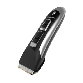 Ein eleganter, schwarzer und silberner Haustierpflegeclipper mit einer breiten Klinge und mehreren Steuerungstasten, entworfen für einfaches Trimmen von Haustierhaaren.