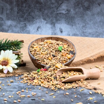 Eine Holzschüssel mit bunten Samen und Körnern, die auf Jute verstreut sind, mit einem Schaufel daneben und dem Logo "LYRA NATURE POWER" darüber.