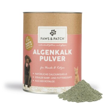Dose von PAWS & PATCH 'ALGENKALK PULVER' Nahrungsergänzung für Hunde und Katzen mit einem Haufen grünen Pulvers.