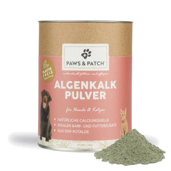 Dose von PAWS & PATCH 'ALGENKALK PULVER' Nahrungsergänzung für Hunde und Katzen mit einem Haufen grünen Pulvers.