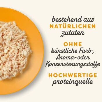 Zerriebenes natürliches Haustierfutter auf einem orangefarbenen Teller mit Text über natürliche Zutaten und ohne künstliche Zusatzstoffe.