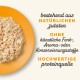 Zerriebenes natürliches Haustierfutter auf einem orangefarbenen Teller mit Text über natürliche Zutaten und ohne künstliche Zusatzstoffe.