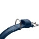 Nahaufnahme eines blauen Leder-Halsbandes für Haustiere mit einer silbernen Schnalle und D-Ring zur Leinenbefestigung.