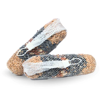 Riesen-Futterstange 5,82 kg Zwei Vogelfutterlogs, die in weißem Netz eingewickelt sind und eine Mischung aus Samen und getrockneten Früchten enthalten, ideal zur Fütterung von Wildvögeln.