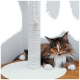 Eine schwarze Katze, die an einem hohen, weißen Kratzbaum hochklettert, mit ihren Vorderpfoten, die den Baum greifen, und ihrem Schwanz, der herunterhängt.
