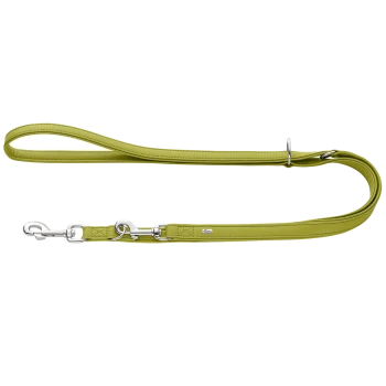 Limonengrüne Leder-Hundleine mit silbernen Schnapphaken, O-Ring und kleinem Metallanhänger mit Markenaufschrift.