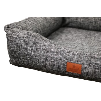 Graues, strukturiertes, rechteckiges Haustierbett mit erhöhten Seitenpolstern und braunem Lederpatch mit der Aufschrift 'PETLIVING'.