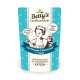 Betty's Landhausküche Katzenfutterverpackung mit einer Frau in einer Schürze mit einer Katze, die Zutaten wie Känguru und Knochenöl sowie Taurin hervorhebt.