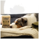 Ein entspannter Hund legt seinen Kopf auf eine gemütliche Decke neben einer Tüte "SHIIMUN CALM" Haustierergänzung, die Entspannung fördert.