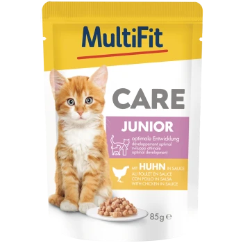 Pochette MultiFit CARE Junior pour chat, chaton orange à côté d'une assiette de poulet en sauce ; texte : MultiFit, CARE, JUNIOR, 85 g