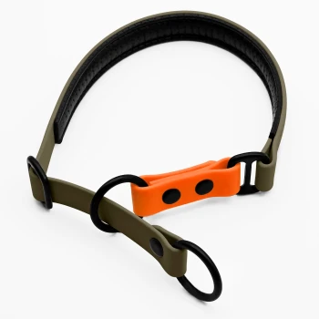 Zugstopp Halsband Khaki XL Ein flexibler Haustierhalsband in Olivgrün mit einem gepolsterten schwarzen Innenraum und einem orangefarbenen verstellbaren Abschnitt mit zwei schwarzen Knöpfen.